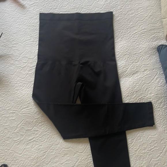 Shapermint Empetua High Waisted Shaping Capri Leggings ( 2 pair) XL - Picture 5 of 7